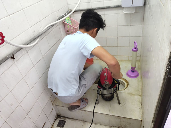 陵水管道堵塞冒臭气 专业师傅现场解决问题